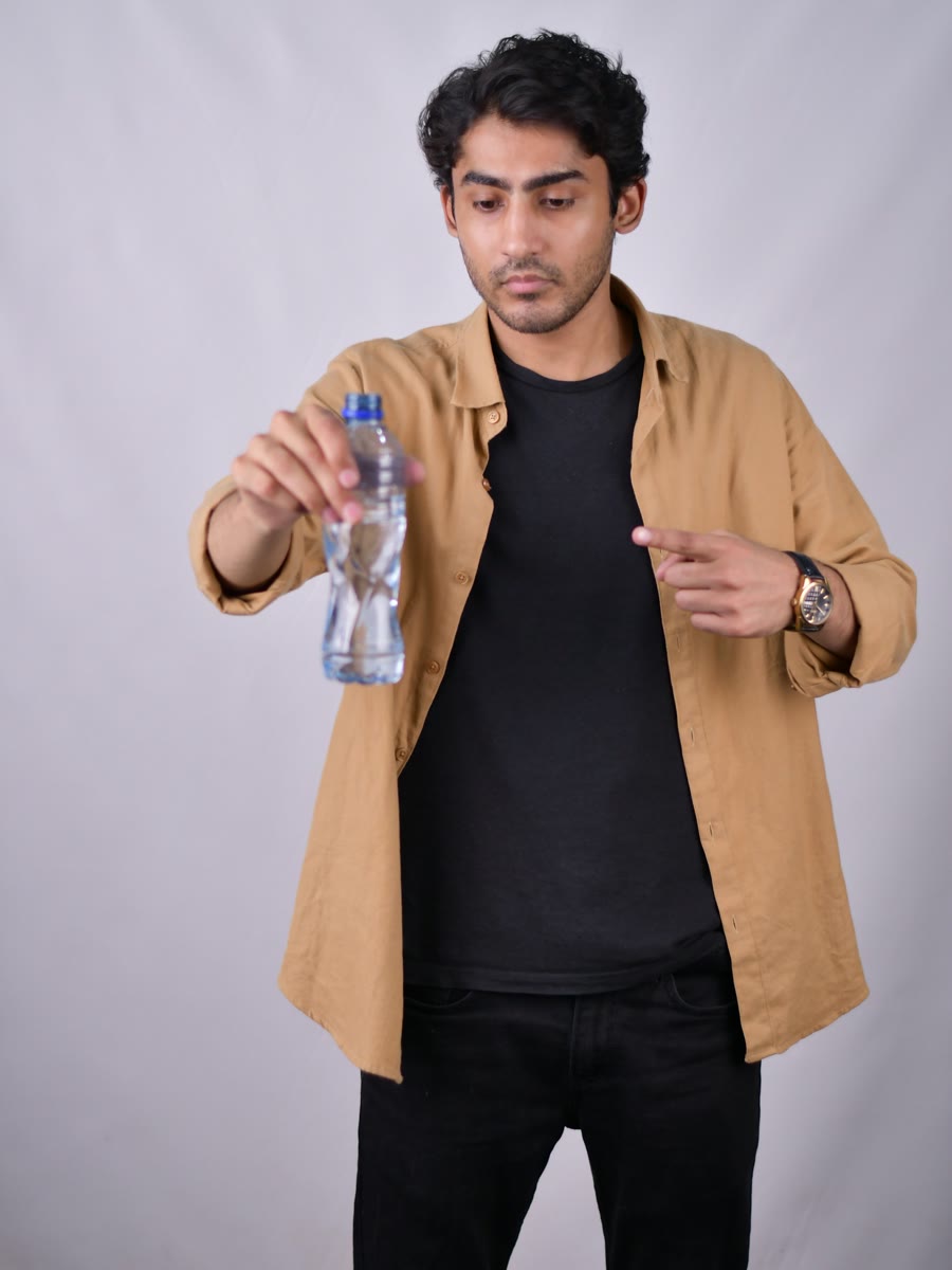 AI 产品首屏图生成器输入创始人持产品照片