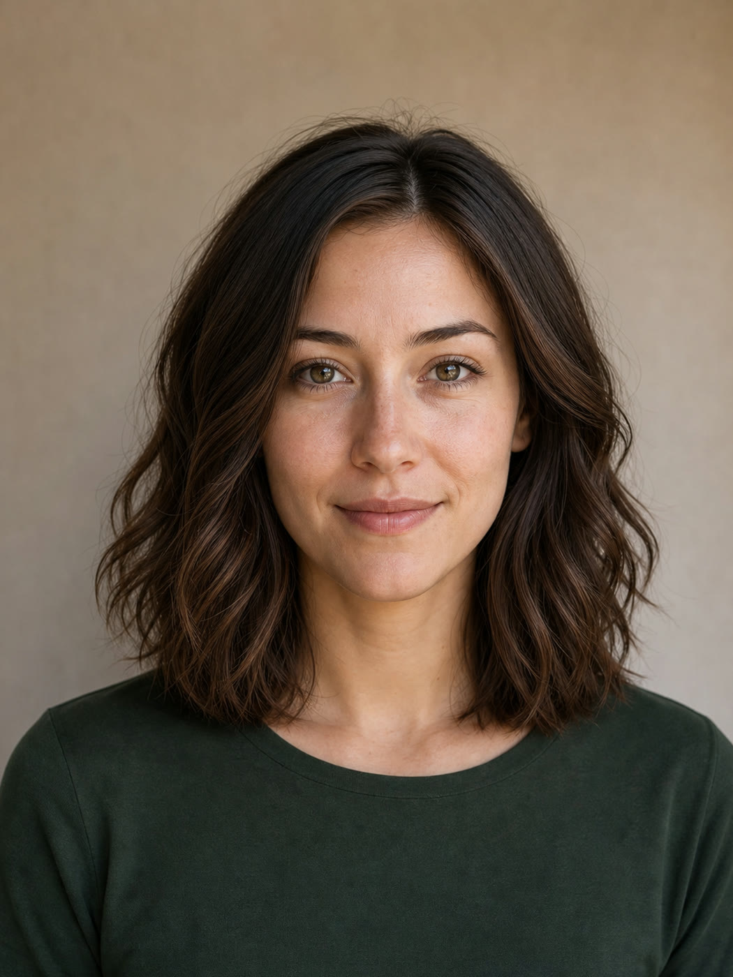 Portrait with shoulder-length hair before using the AI short hair filter