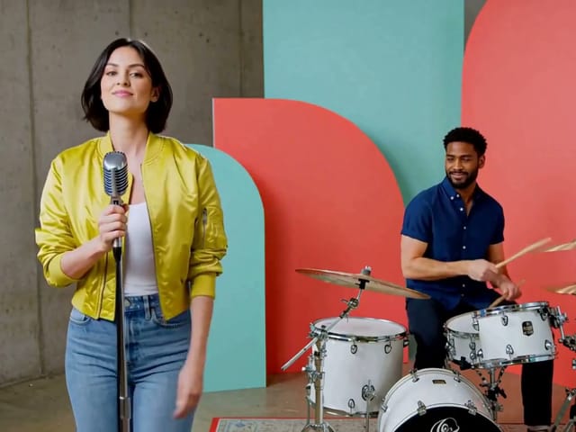 15-second singer-and-drummer performance